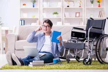 Evde okuyan genç bir öğrenci.