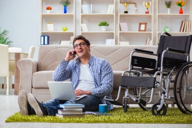 Evde okuyan genç bir öğrenci.