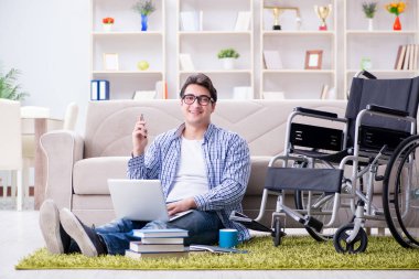 Evde okuyan genç bir öğrenci.