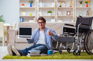 Evde okuyan genç bir öğrenci.