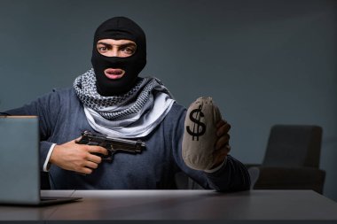 Bilgisayarda silahlı bir terörist hırsız çalışıyor.