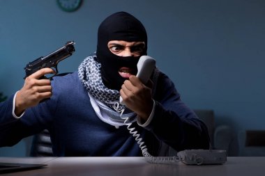 Bilgisayarda silahlı bir terörist hırsız çalışıyor.