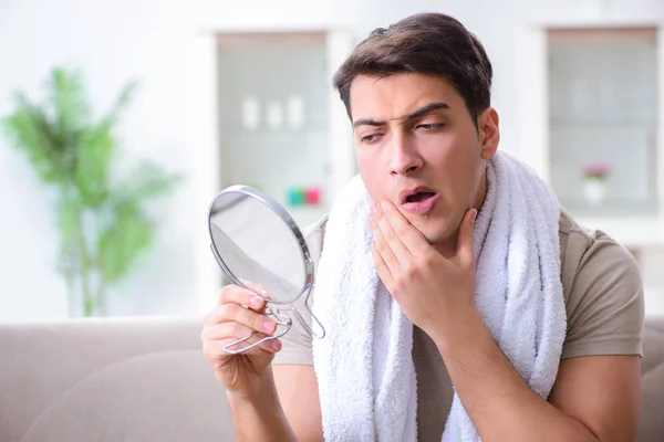 Człowiek przygotowujący się do golenia w domu — Zdjęcie stockowe