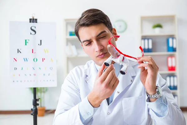 Ophtalmologiste dans le concept de soins oculaires à l'hôpital — Photo