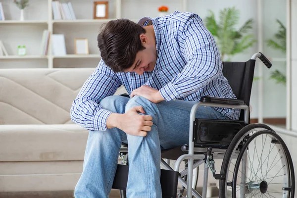 Инвалидный молодой человек, страдающий дома — стоковое фото