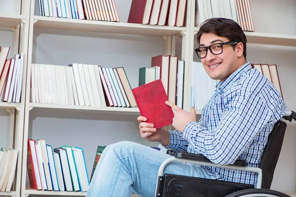 Gehandicapte student studeert in de bibliotheek — Stockfoto