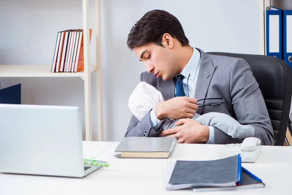 Empresário cuidando do bebê recém-nascido no escritório — Fotografia de Stock