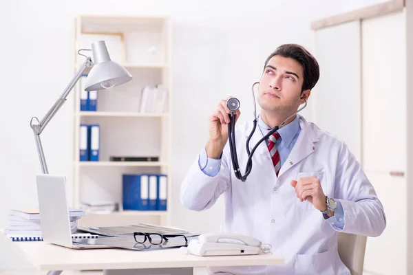 Giovane bel medico che lavora in camera d'ospedale — Foto Stock