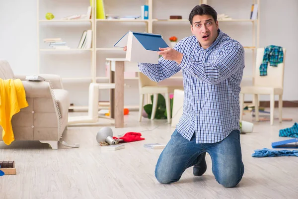 Man vond zijn huis na inbraak beroofd door inbrekers. — Stockfoto