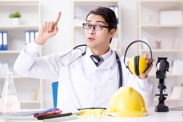 Safety doctor advising about noise cancelling headphones — Stock Photo, Image
