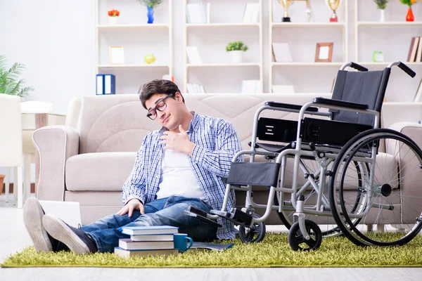 Estudiante joven estudiando en casa —  Fotos de Stock