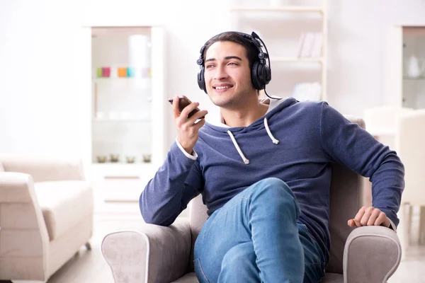 Joven hombre guapo escuchando música con auriculares —  Fotos de Stock