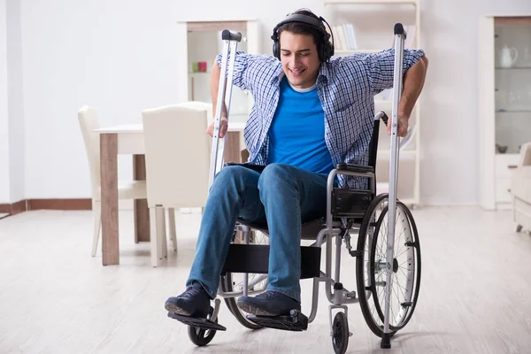 Mozgáskorlátozott ember zenét hallgat tolószékben — Stock Fotó