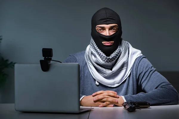Hacker memakai topeng balaclava meretas komputer — Stok Foto