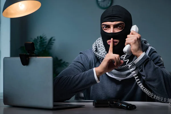 Terrorist mit Sturmhaube telefoniert — Stockfoto