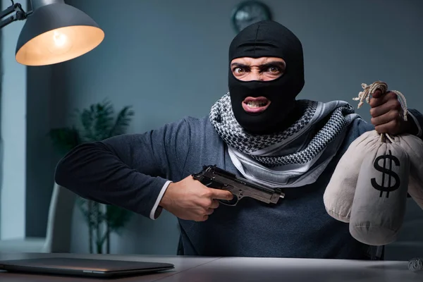 Terroristische inbreker met pistool vraagt losgeld — Stockfoto