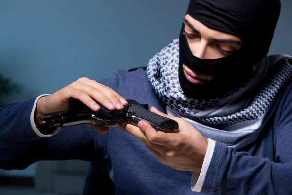 Rapinatore terrorista con pistola che chiede un riscatto — Foto Stock