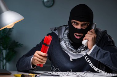Terörist bombacı bomba hazırlıyor.