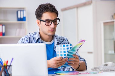Genç tasarımcı yeni proje üzerinde çalışıyor ve renkleri seçiyor