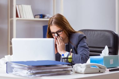 İş kadını çalışanlar ofiste hasta.