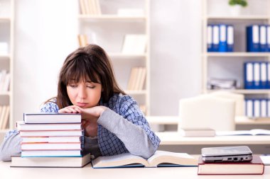 Eğitim konseptinde genç bayan öğrenci