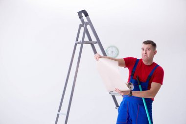 Müteahhit duvar kağıdı dekorasyonu için hazırlanıyor.