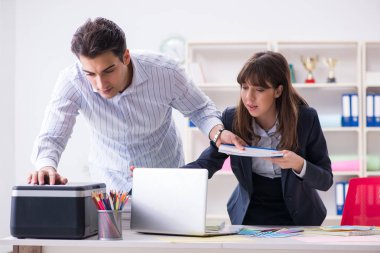 İnsanlar projenin yeni tasarımını tartışıyor