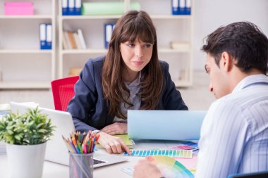 İnsanlar projenin yeni tasarımını tartışıyor