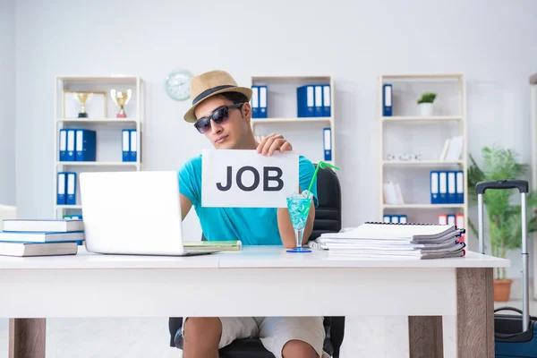 Businessman holding message in office — Stock Photo, Image