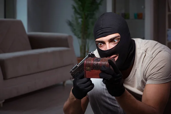 Inbrottstjuv bär balaclava mask på brottsplatsen — Stockfoto