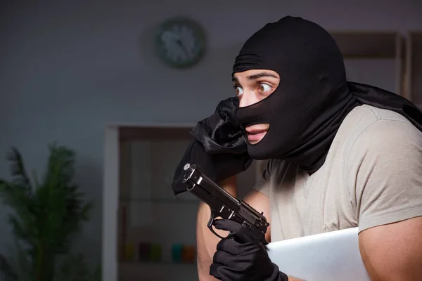 Inbrottstjuv bär balaclava mask på brottsplatsen — Stockfoto