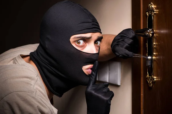 Suç mahallinde kar maskesi takan bir hırsız. — Stok fotoğraf