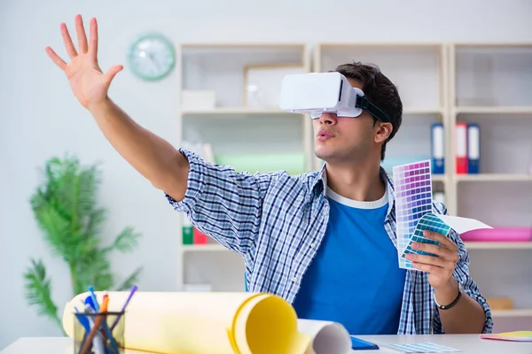 Jonge ontwerper met virtual reality VR bril — Stockfoto