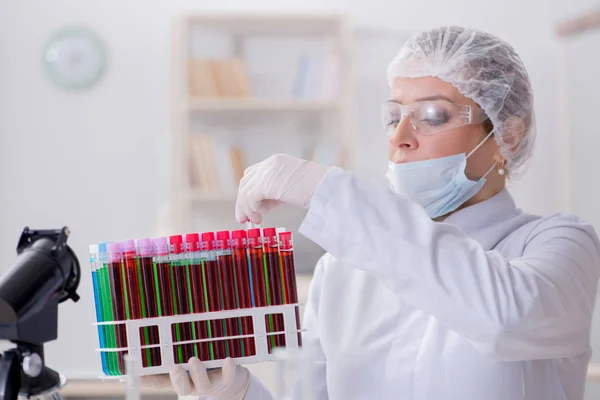 Mulher médico verificando amostras de sangue no laboratório — Fotografia de Stock