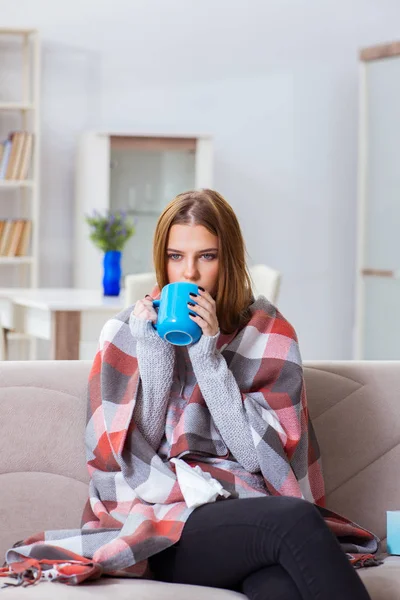 Wanita sakit yang menderita flu di rumah — Stok Foto