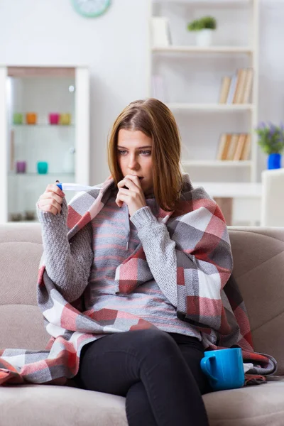 自宅でインフルエンザに苦しんでいる病気の女性 — ストック写真