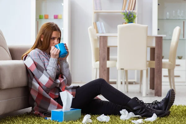 Femme malade souffrant de grippe à la maison — Photo