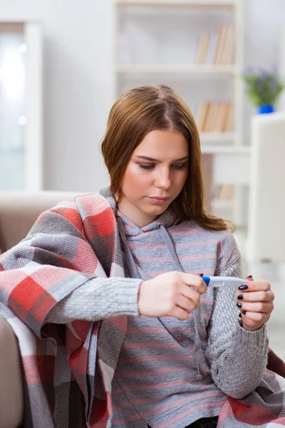 Wanita sakit yang menderita flu di rumah — Stok Foto