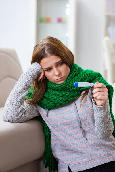 Mujer enferma que sufre de gripe en casa — Foto de Stock