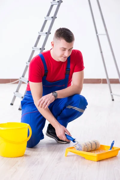 Erkek ressam inşaat alanında boyama işine hazırlanıyor. — Stok fotoğraf