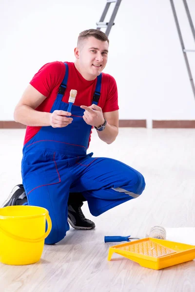 Férfi festő felkészülés festés munkát az építési területen — Stock Fotó