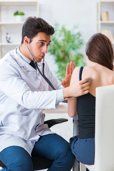 Doktor steteskopla hastayı kontrol ediyor.