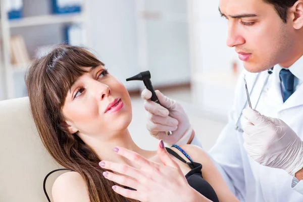 Medico controllo dei pazienti orecchio durante la visita medica — Foto Stock