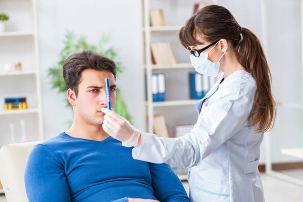 Medico di controllo paziente nel concetto di pronto soccorso — Foto Stock