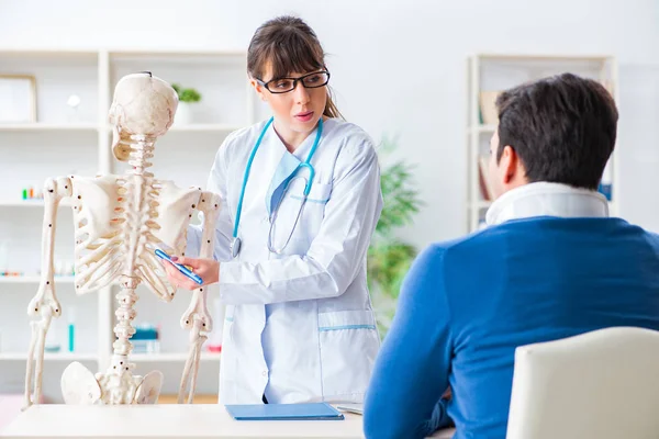 Doctor is explaining to patient with neck injury — Stock Photo, Image
