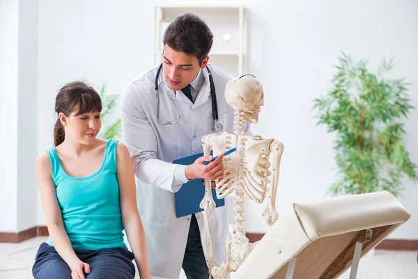 Läkare som visar typ av skada på skelett till patienten — Stockfoto