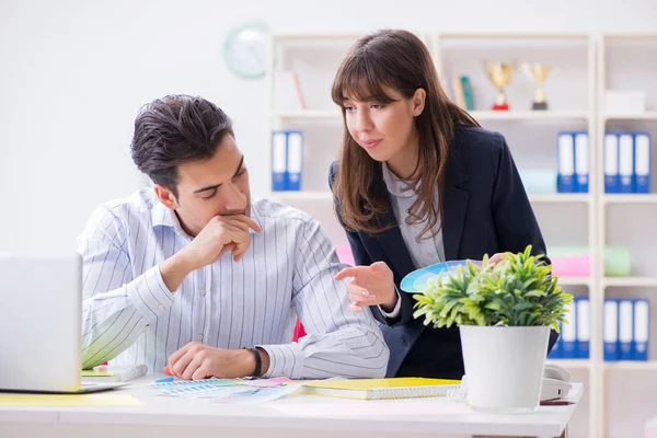 Persone che discutono la nuova progettazione del progetto — Foto Stock