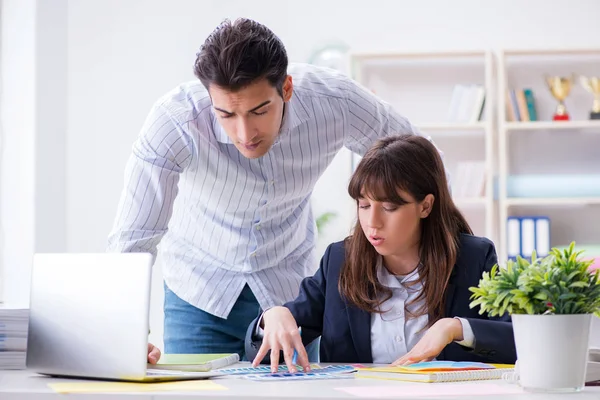 Persone che discutono la nuova progettazione del progetto — Foto Stock