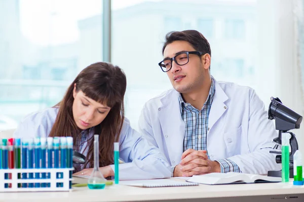 Twee chemici die in het lab experimenteren — Stockfoto