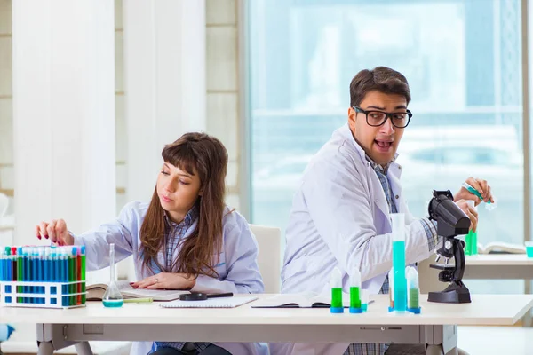 Twee chemici die in het lab experimenteren — Stockfoto